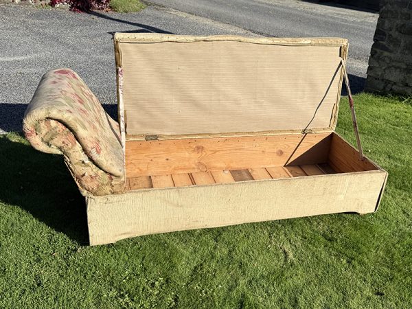 Ottoman chaise longue open box