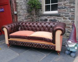 Chesterfield with two-tone velvet cushions and buttons
