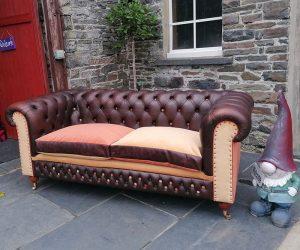 Chesterfield with two-tone velvet cushions and buttons